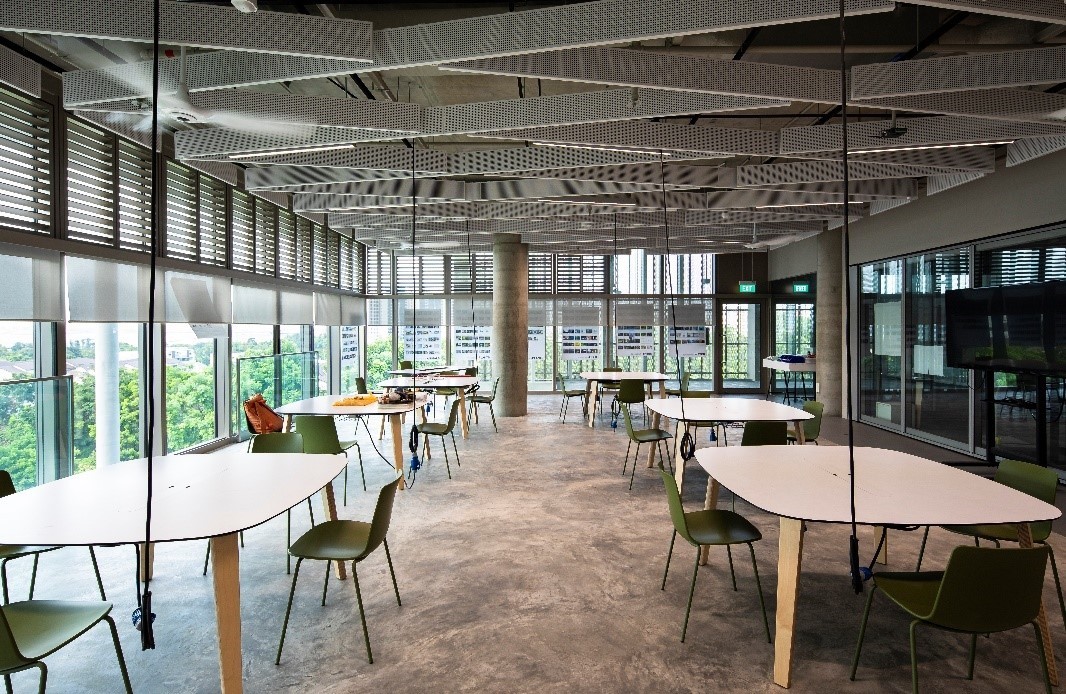 NUS SDE4’s Archi Studio uses a hybrid cooling system where 100 per cent fresh, pre-cooled air is supplied to the space, supplemented with ceiling fans to elevate airspeed. The façade is also porous to facilitate passive cooling from the environment in cooler weather. Credit: NUS