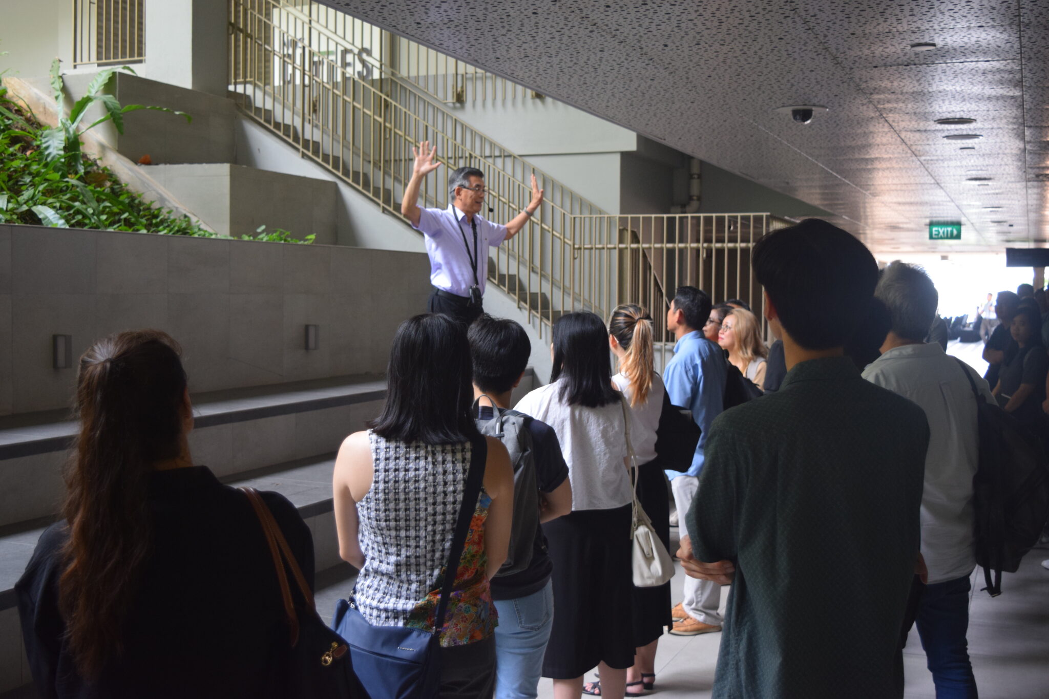 Prof Lam Kee Poh brought members of the public around as they toured the SDE 4 building.